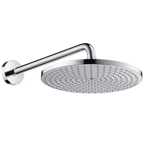 Kopfbrause mit runder, flacher Oberfläche und gleichmäßigen Wasseröffnungen, montiert an einem schwenkbaren Arm, aus verchromtem Material, von Hansgrohe.